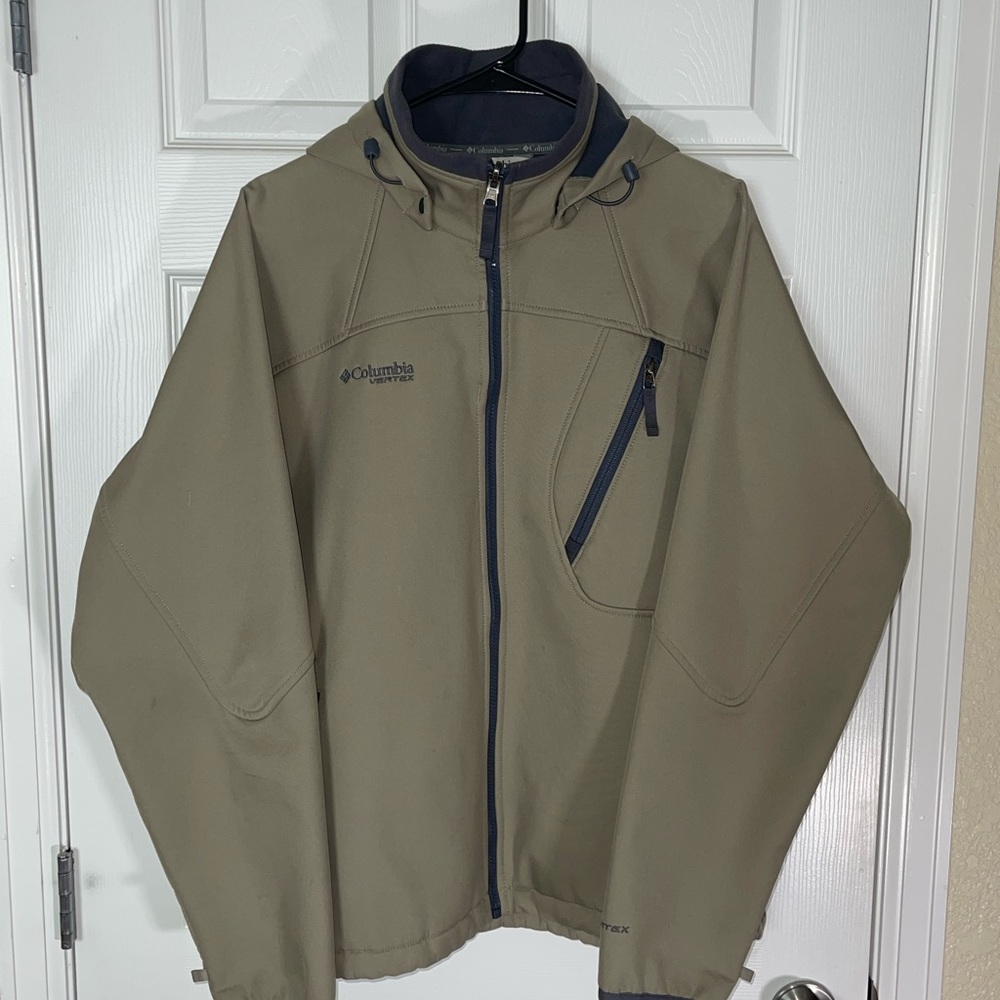 Men’s Large Columbia soft shell jacket with removable hood.